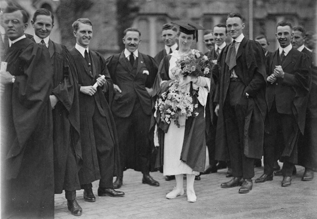 Marjorie alongside fellow graduates, 1920